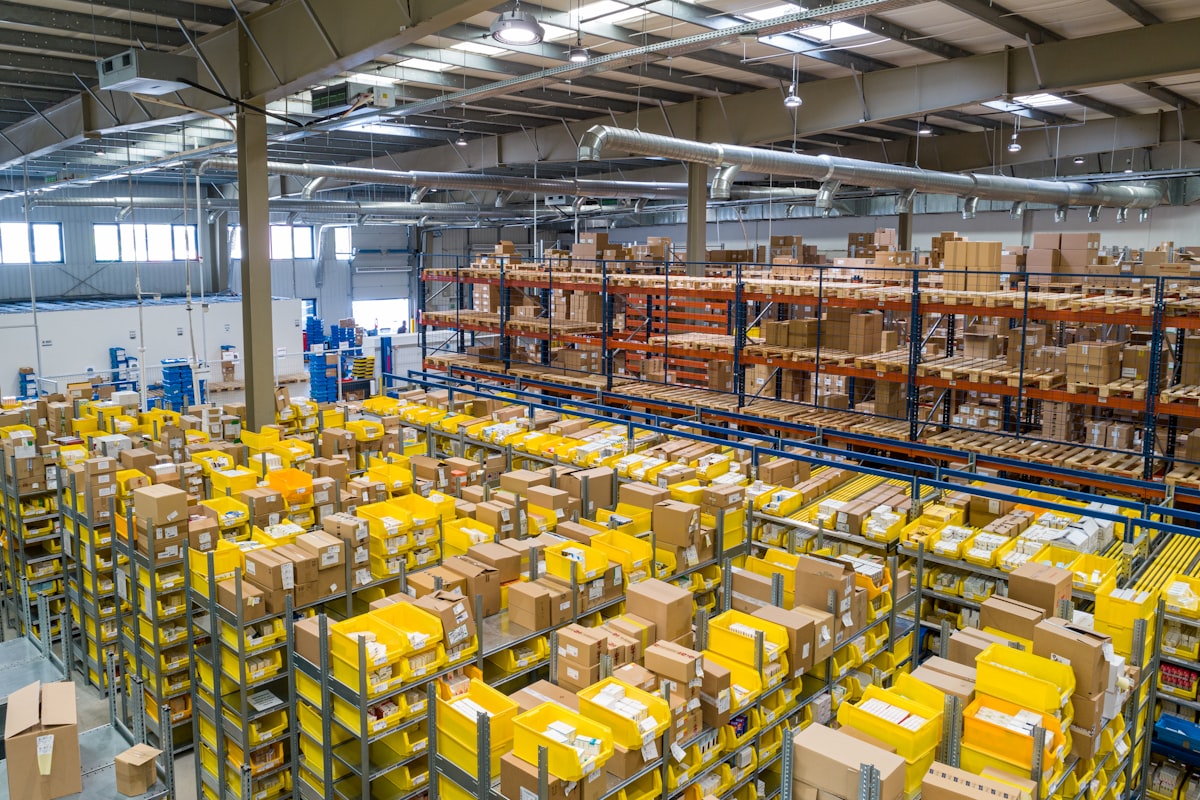 Magazijnstellingen met pallets voor logistieke opslag